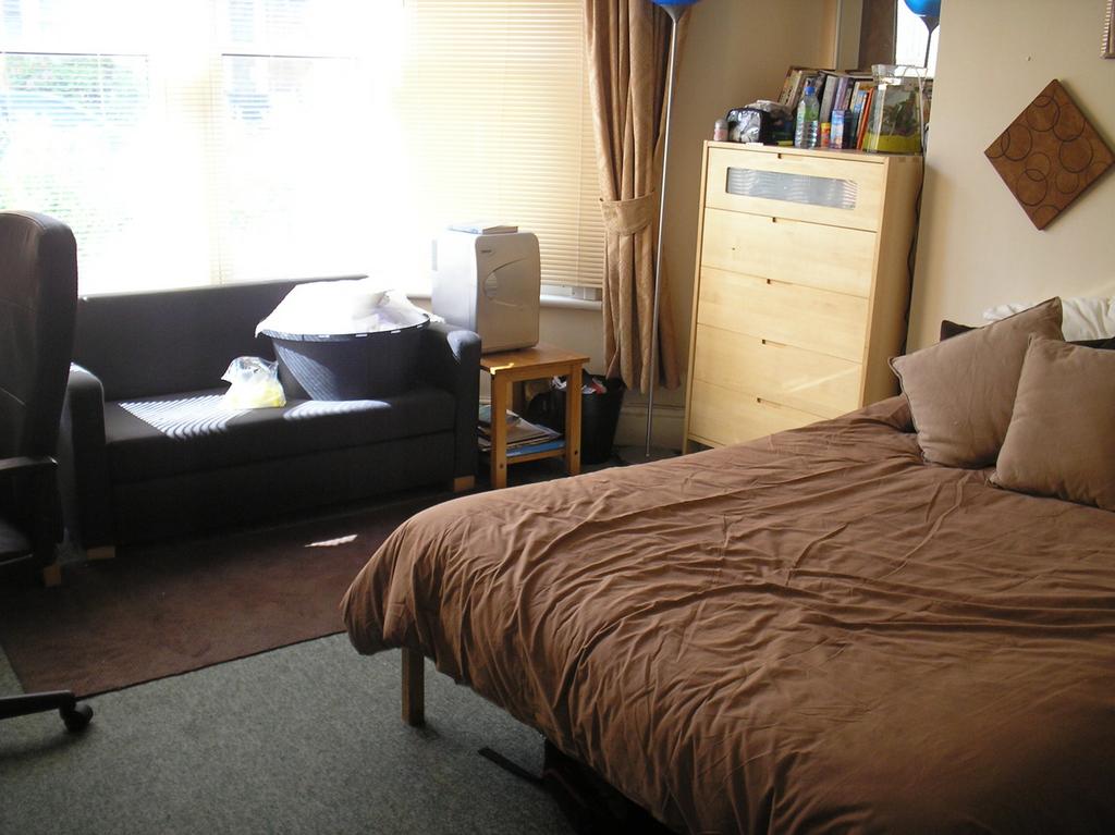 A cozy double bedroom featuring a comfortable b...