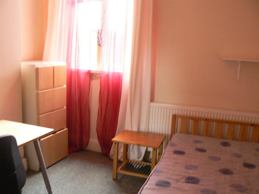 This inviting double bedroom features ample nat...