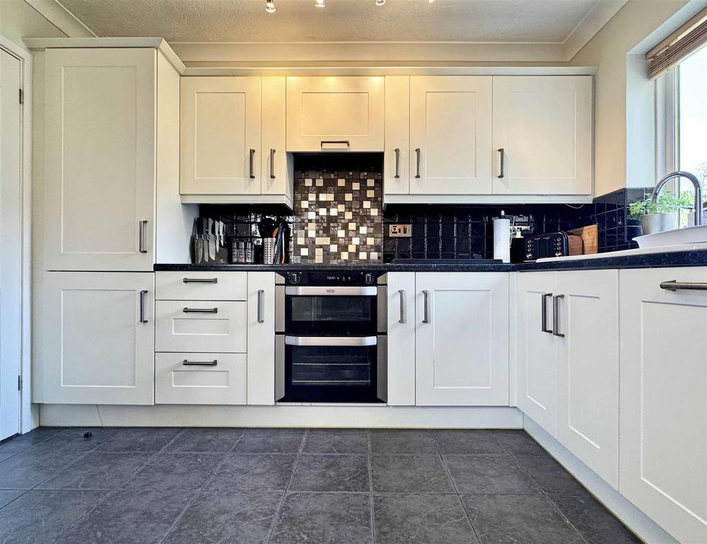 Kitchen c.jpg
