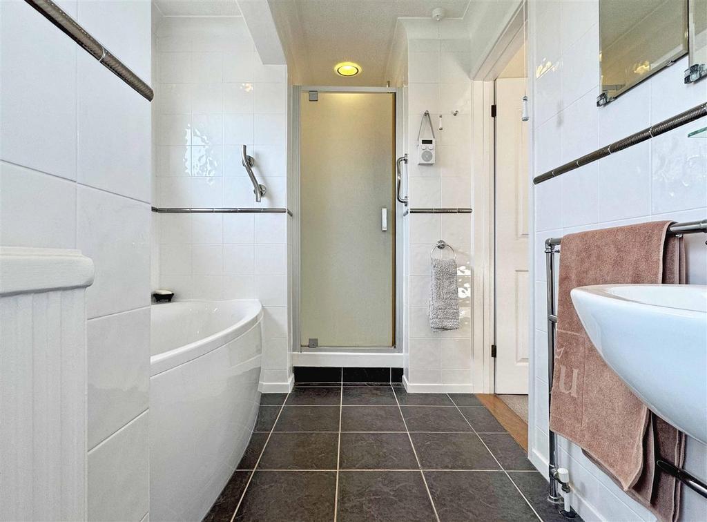 Bathroom b.jpg