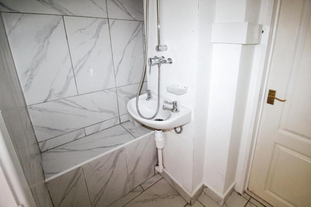 Shower Room.JPG