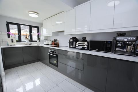 3 bedroom semi-detached house for sale, Mount Road, Mitcham CR4