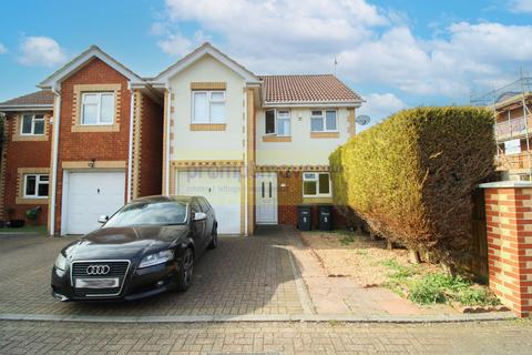 4 bedroom detached house to rent, Stephens Gardens Luton LU2 9QF