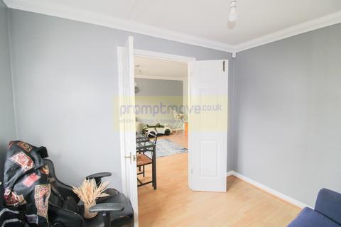 4 bedroom detached house to rent, Stephens Gardens Luton LU2 9QF