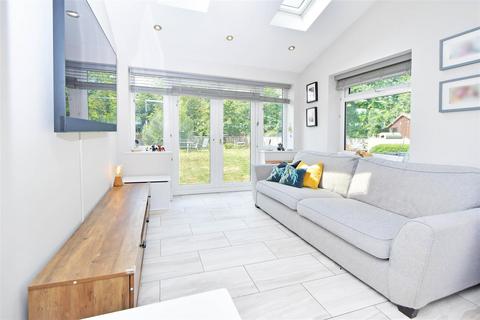 7 Hawthorn Close, Denstone, Uttoxeter, ST14 5HB