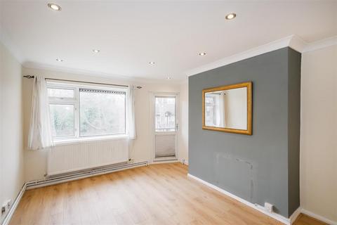 3 bedroom flat to rent, High Road, Buckhurst Hill