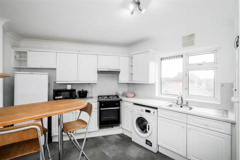 3 bedroom flat to rent, High Road, Buckhurst Hill