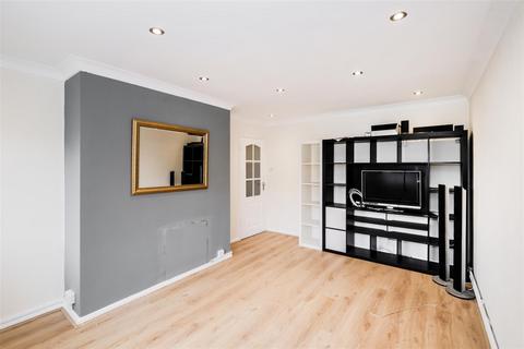 3 bedroom flat to rent, High Road, Buckhurst Hill