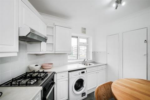 3 bedroom flat to rent, High Road, Buckhurst Hill