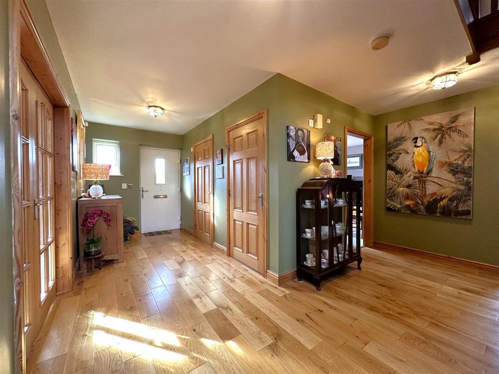 Large Inner Hallway 022
