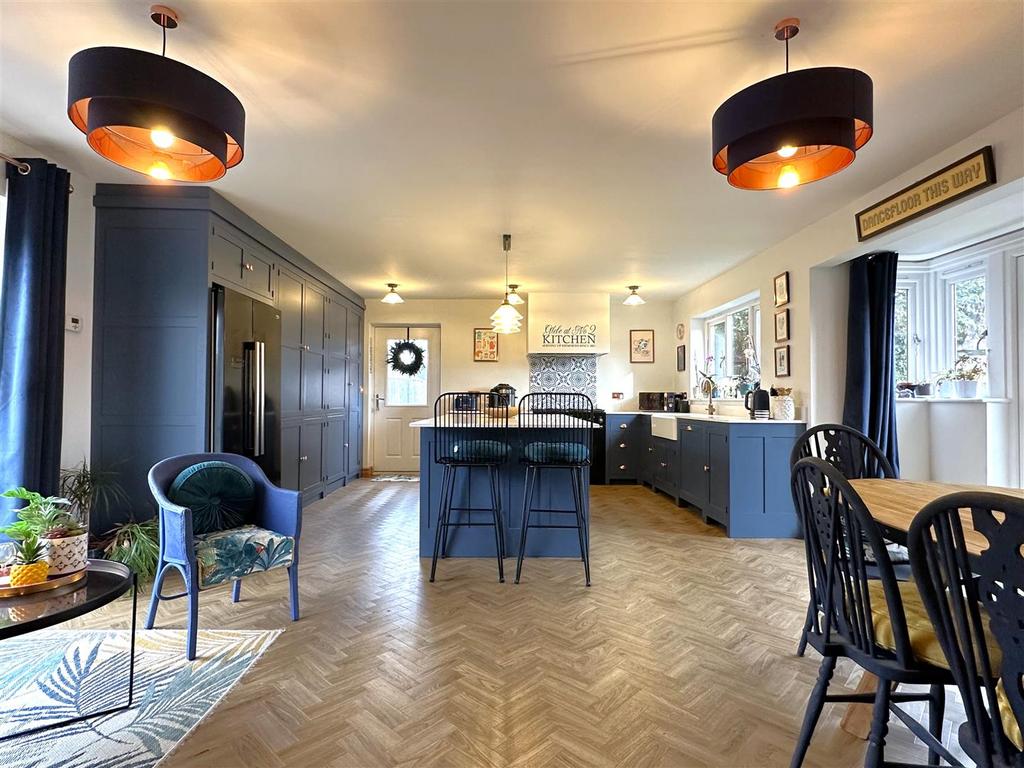 Superb Open-Plan Family Kitchen 930