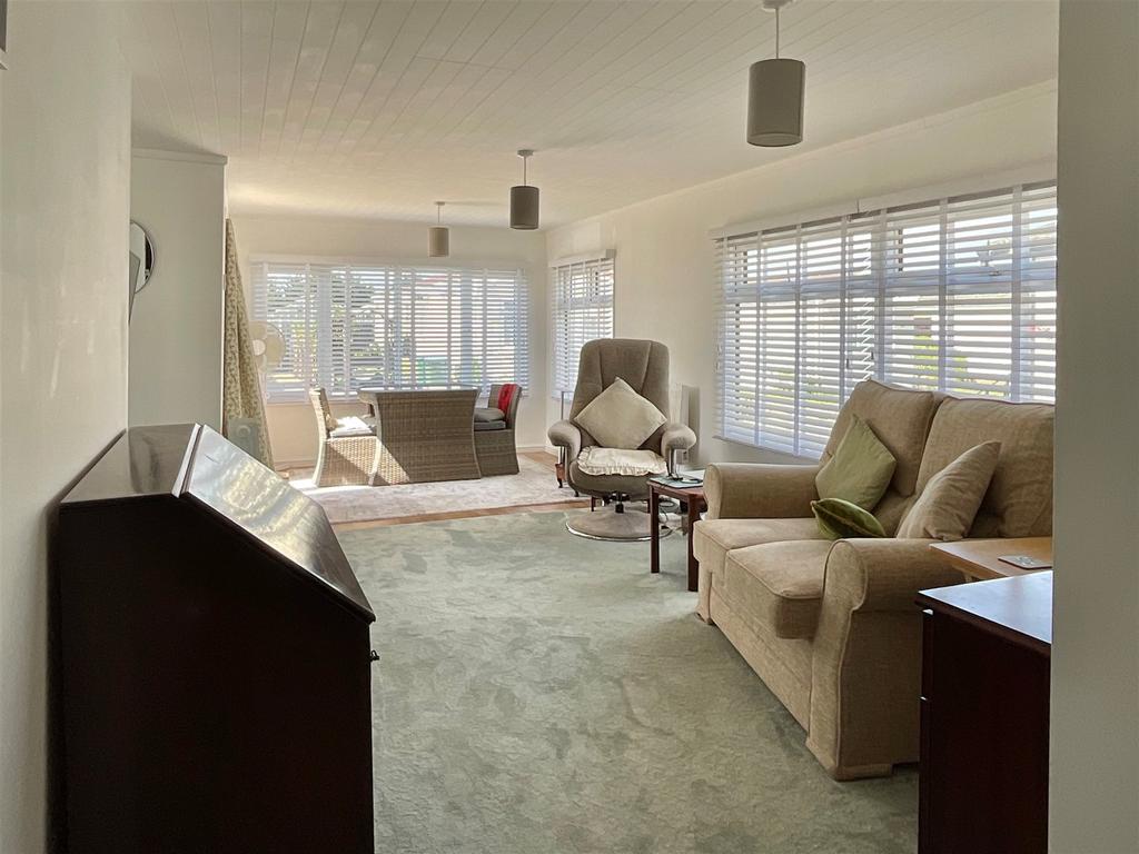Lounge/ Dining Area