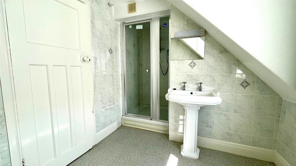 Tiled 3 piece bathroom