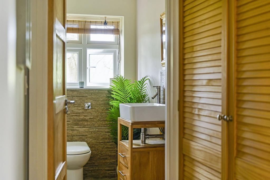 Cloakroom (Wc)
