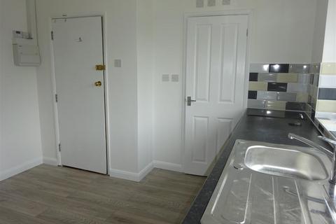 Studio to rent, 122 High Street, strood