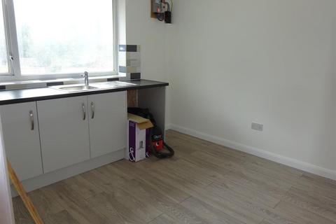 Studio to rent, 122 High Street, strood