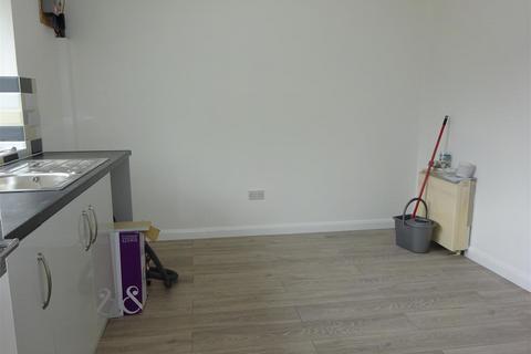 Studio to rent, 122 High Street, strood