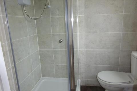Studio to rent, 122 High Street, strood