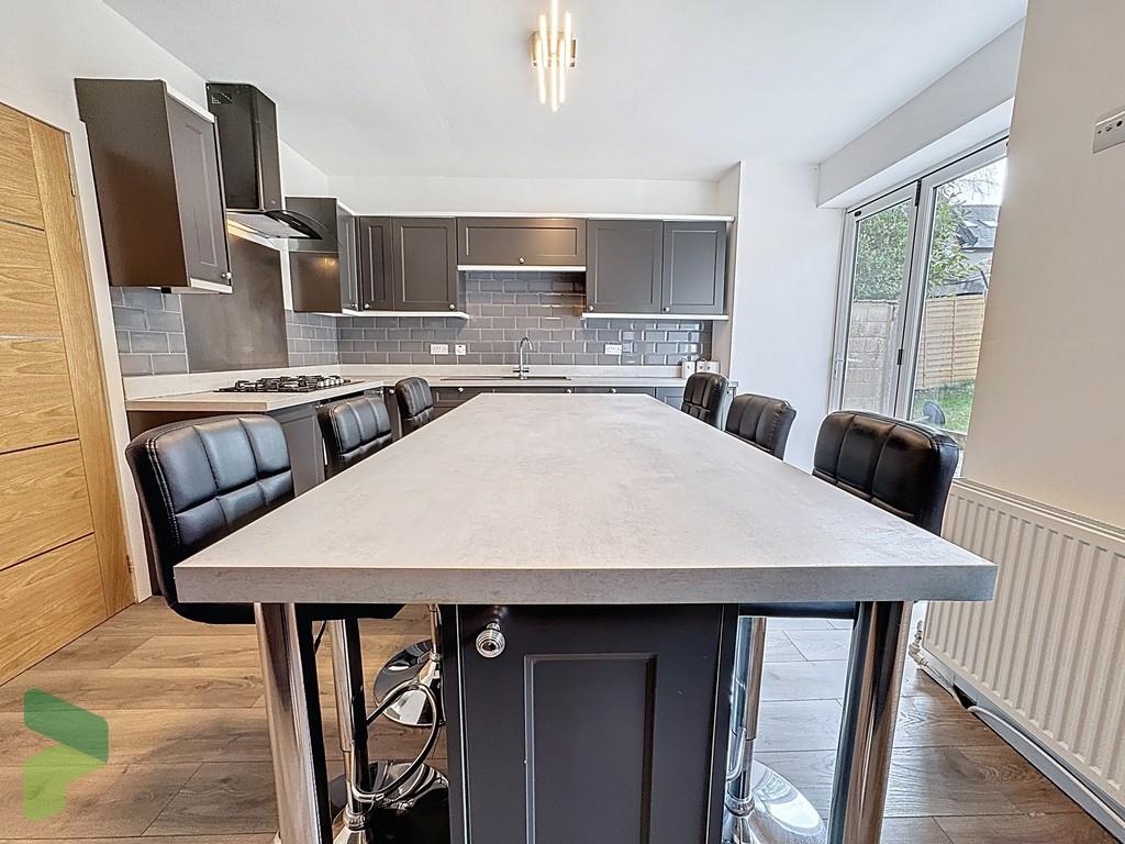 Fully fitted kitchen