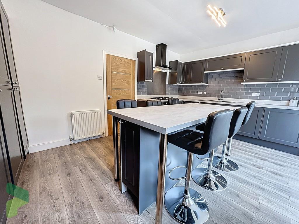 Fully fitted kitchen
