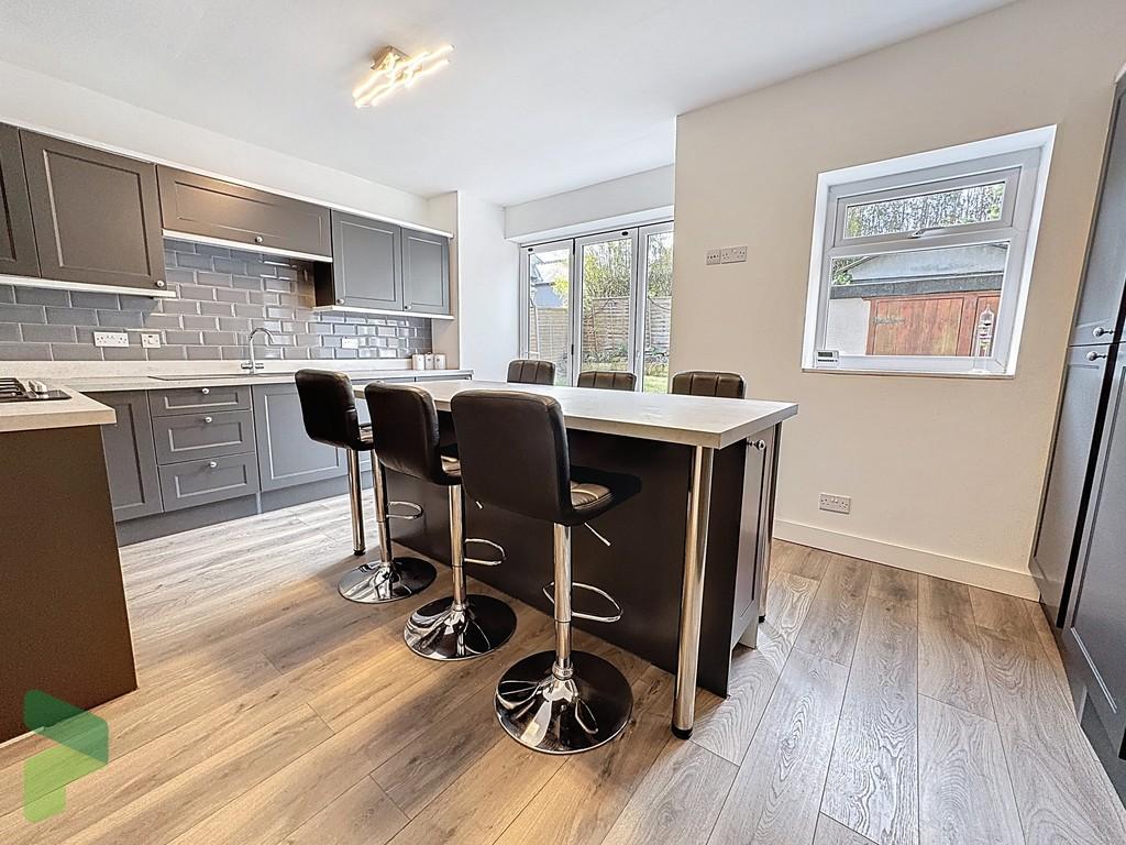 Fully fitted kitchen