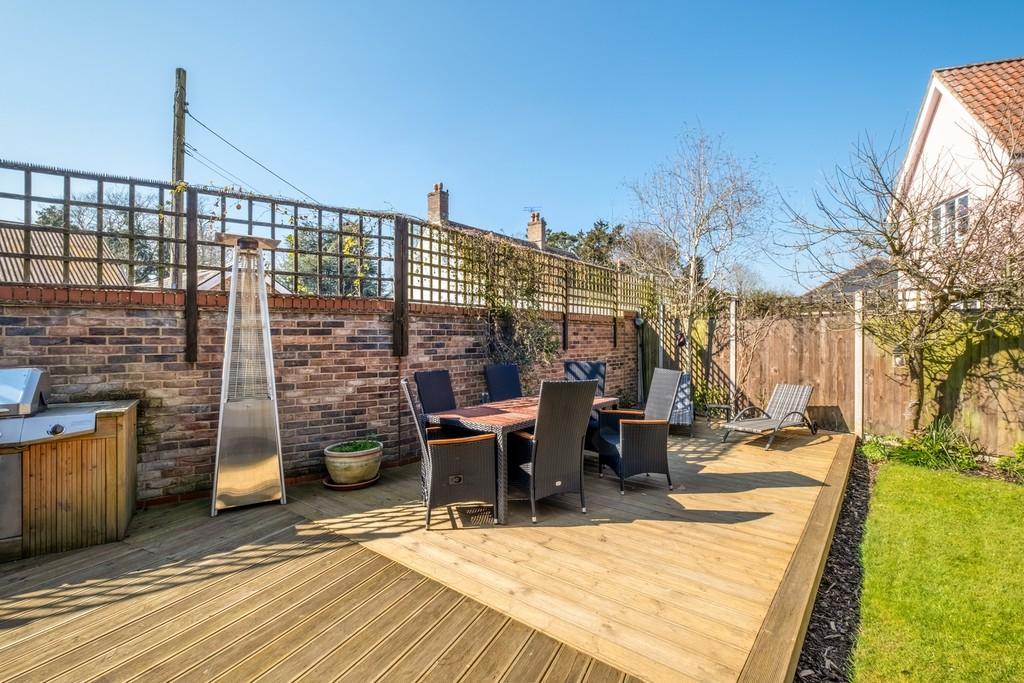 1440px-1 Shrubbery Close-36