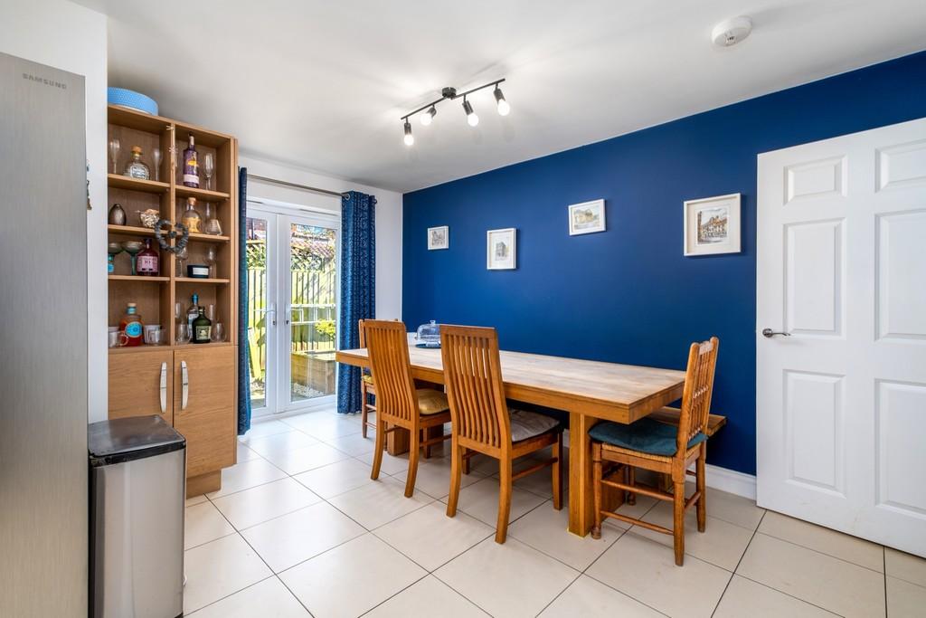 1440px-1 Shrubbery Close-9