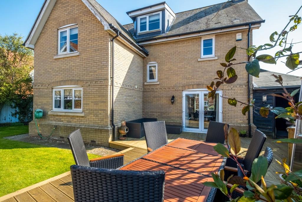 1440px-1 Shrubbery Close-34