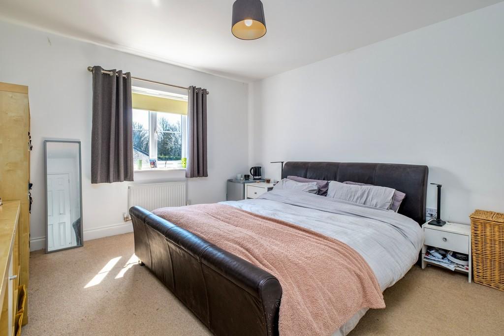 1440px-1 Shrubbery Close-26