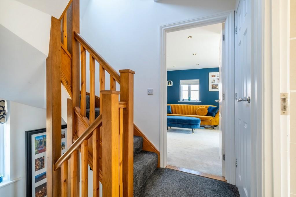1440px-1 Shrubbery Close-29