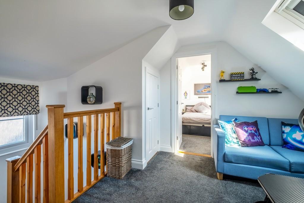 1440px-1 Shrubbery Close-32