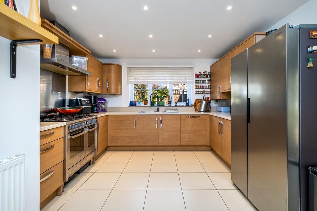 1440px-1 Shrubbery Close-7