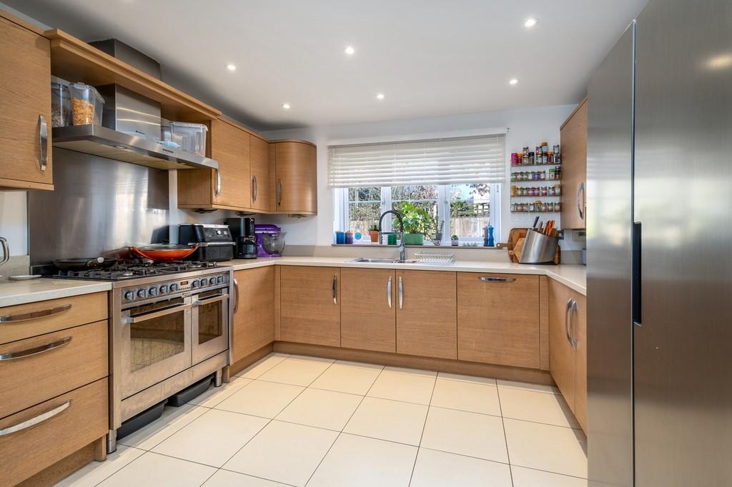 1440px-1 Shrubbery Close-8
