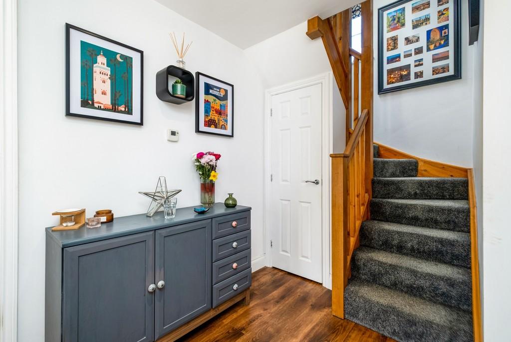 1440px-1 Shrubbery Close-5