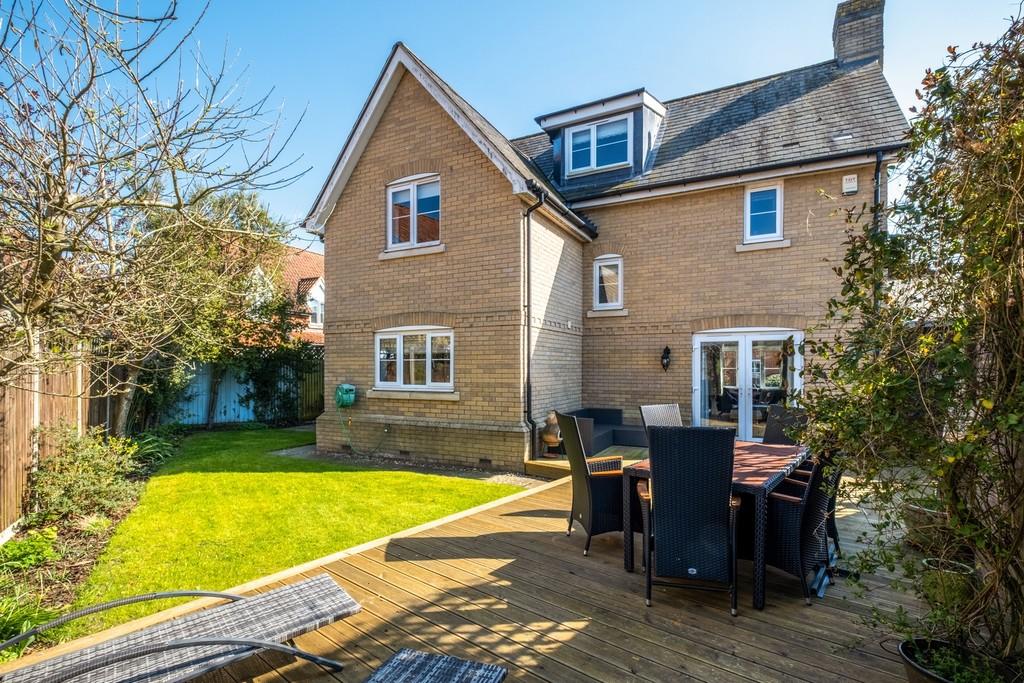 1440px-1 Shrubbery Close-35
