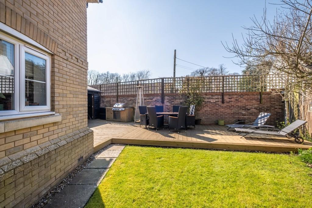 1440px-1 Shrubbery Close-40