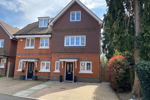 2 Alders Grove, Caterham, CR3 5FU
