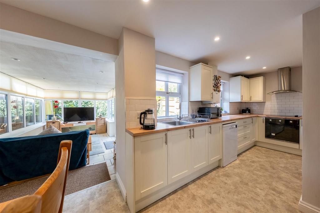 4 Hazelmere Close-001.jpg