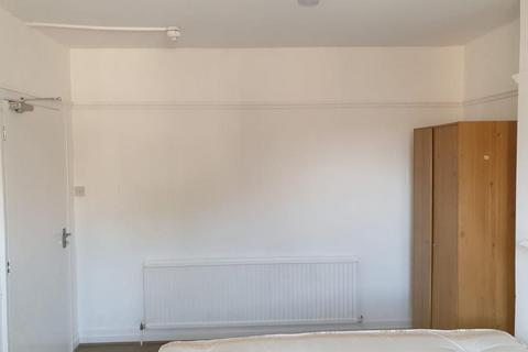 6 bedroom terraced house to rent, Booth Road, London, NW9 5JS