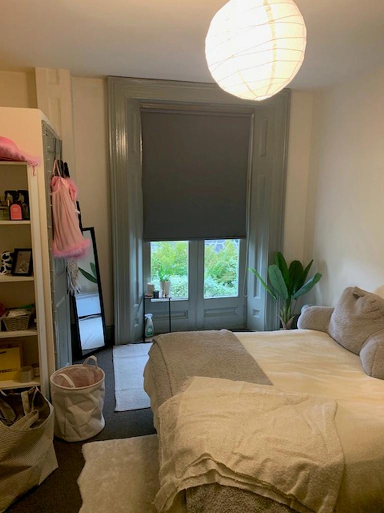 A cozy and inviting double bedroom with good na...