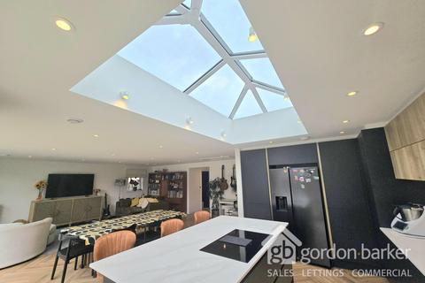 22 Fairlie, Ringwood, BH24 1TS