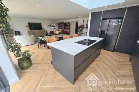 22 Fairlie, Ringwood, BH24 1TS
