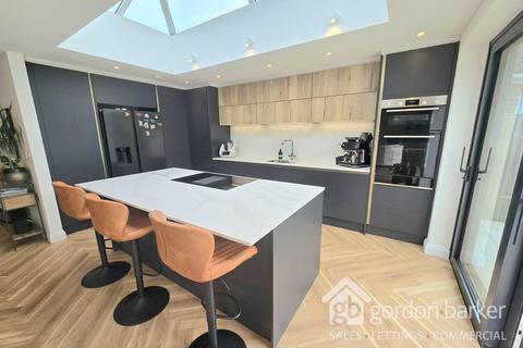 22 Fairlie, Ringwood, BH24 1TS