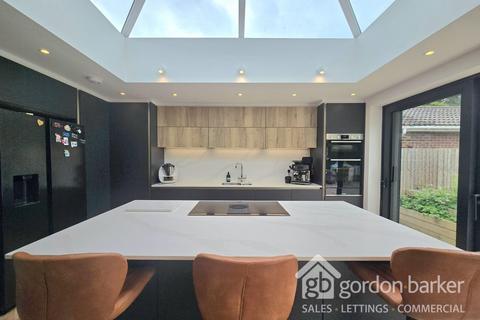 22 Fairlie, Ringwood, BH24 1TS
