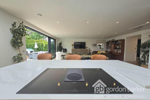 22 Fairlie, Ringwood, BH24 1TS