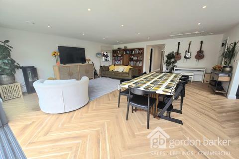22 Fairlie, Ringwood, BH24 1TS