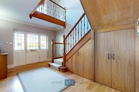 4 bedroom detached house for sale, Luctons Avenue, Buckhurst Hill IG9