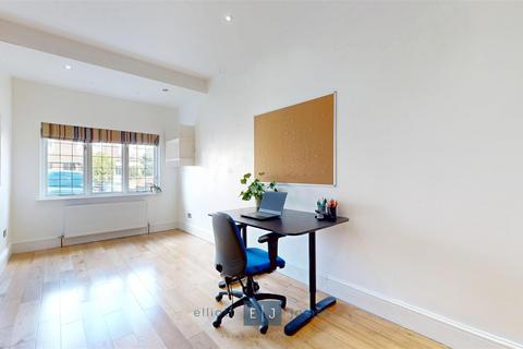 2 Luctons Avenue, Buckhurst Hill, IG9 5SG