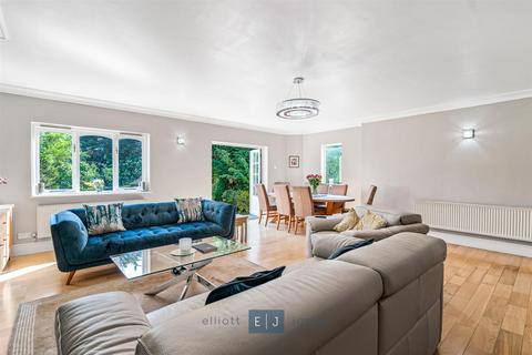 2 Luctons Avenue, Buckhurst Hill, IG9 5SG