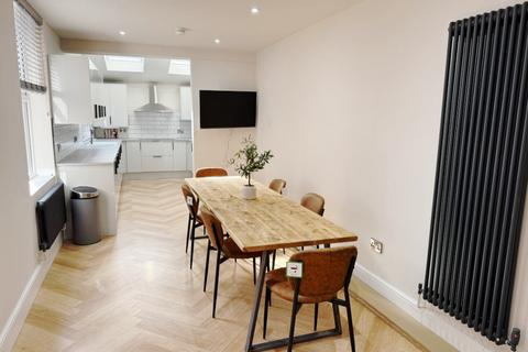 6 bedroom terraced house to rent, Rusholme Place, Manchester M14
